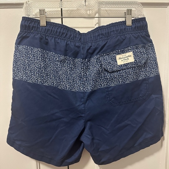 Abercrombie & Fitch Men’s Navy floral Swim Trunks Size Medium - Picture 4 of 7